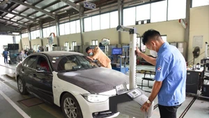 Việt Nam đang từng bước siết chặt các quy định về khí thải phương tiện giao thông. (Ảnh QUANG PHONG)