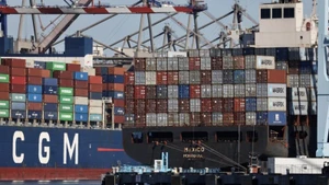Container hàng hóa được bốc dỡ tại cảng Los Angeles, California, Mỹ. (Ảnh: XINHUA)