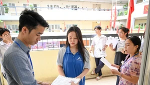 Thí sinh làm thủ tục vào phòng thi tuyển sinh lớp 10 THPT công lập, điểm thi Trường THCS Ngô Sĩ Liên (Hà Nội). (Ảnh THẾ ĐẠI)