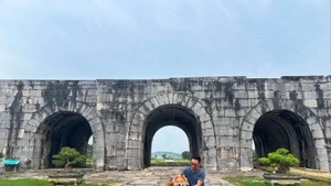 Trần Anh Tuấn và chú chó Lài do anh chăm sóc.