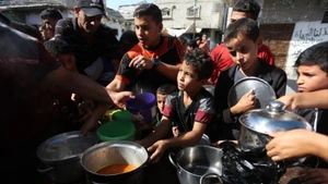 Người dân Palestine xếp hàng để nhận thực phẩm tại một bếp ăn từ thiện ở thành phố Rafah, phía nam Dải Gaza, ngày 9/11/2023. (Ảnh: XINHUA)