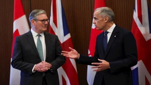 Cuộc gặp giữa Thủ tướng Canada Mark Carney (bên phải) và Thủ tướng Anh Keir Starmer.
