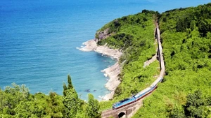 Tàu Thống Nhất chạy qua đèo Hải Vân nằm giữa Huế và Đà Nẵng. (Ảnh: Lonely Planet)