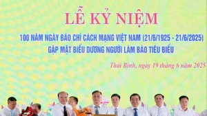 Ủy ban nhân dân tỉnh Thái Bình tặng Bằng khen cho 24 người làm báo tiêu biểu. 