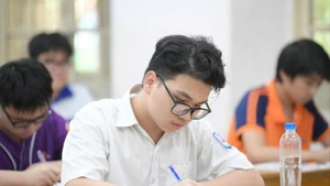 Thí sinh tham dự kỳ thi tuyển sinh vào lớp 10 tại Hà Nội. (Ảnh: THẾ ĐẠI)