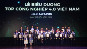 Phó Chủ tịch Quốc hội Nguyễn Đức Hải (thứ 5 từ phải sang, hàng đầu) cùng đại diện Ban Tổ chức trao chứng nhận tặng các doanh nghiệp "Top Công nghiệp 4.0 Việt Nam" trong lần tổ chức Giải thưởng thứ 2, năm 2023.