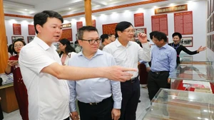 Đồng chí Lê Quốc Minh, Ủy viên Trung ương Đảng, Tổng Biên tập Báo Nhân Dân, Phó Trưởng Ban Tuyên giáo và Dân vận Trung ương, Chủ tịch Hội Nhà báo Việt Nam và các nhà báo thăm Di tích Trường dạy làm báo Huỳnh Thúc Kháng.
