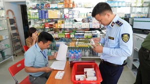 Lực lượng chức năng kiểm tra chất lượng, nguồn gốc hàng hóa trên địa bàn thành phố Điện Biên Phủ, tỉnh Điện Biên.