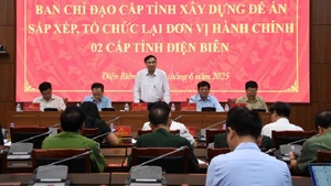 Đồng chí Trần Quốc Cường, Ủy viên Trung ương Đảng, Bí thư Tỉnh ủy Điện Biên phát biểu chỉ đạo tại cuộc họp.