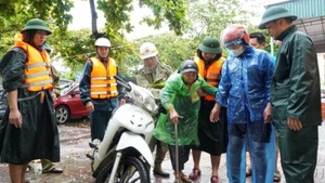 Sáng 25/8, những hộ dân cuối cùng ở trong vùng nguy hiểm trên địa bàn xã Diễn Châu đã được sơ tán đến nơi an toàn.