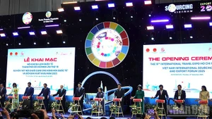 Các đại biểu thực hiện nghi thức khai mạc Hội chợ du lịch quốc tế Thành phố Hồ Chí Minh-ITE HCMC 2025. (Ảnh: LINH BẢO)