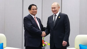 Thủ tướng Phạm Minh Chính gặp Tổng thống Nga Vladimir Putin. (Ảnh: TTXVN)