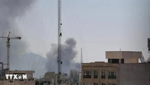 Khói bốc lên tại Tehran, Iran ngày 1/3/2026. (Ảnh: THX/TTXVN)