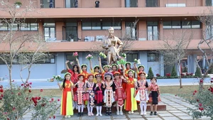 Niềm vui của học sinh là con em đồng bào các dân tộc thiểu số khi được học tập trong Trường liên cấp Si Pa Phìn - nơi có một món quà "đặc biệt" được gửi tặng. (Ảnh: LÊ LAN)