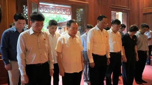 Đồng chí Trần Quang Phương và Đoàn công tác dâng hương tưởng niệm Đại tướng Võ Nguyên Giáp tại Nhà tưởng niệm Đại tướng Võ Nguyên Giáp thuộc Khu di tích Sở Chỉ huy chiến dịch Điện Biên Phủ. 