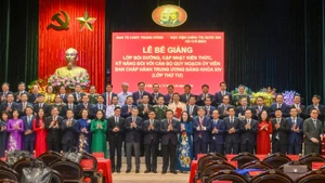 Thường trực Ban Bí thư Trần Cẩm Tú cùng đại biểu Học viên tại Lễ Bế giảng lớp bồi dưỡng cán bộ quy hoạch Ủy viên Trung ương khóa XIV (lần thứ 4). (Ảnh: THỦY NGUYÊN)
