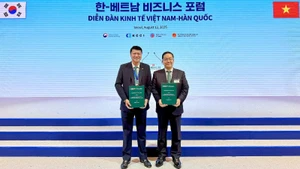 Tổng Giám đốc BIDV Lê Ngọc Lâm và Tổng Giám đốc Hana Bank Lee Ho Sung trao Thỏa thuận hợp tác trước sự chứng kiến của Lãnh đạo hai nước Việt Nam-Hàn Quốc.