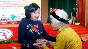Bí thư Thành ủy Hà Nội với đại biểu Bà mẹ Việt Nam Anh hùng.