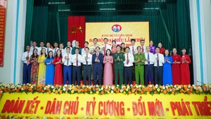 Đồng chí Nguyễn Anh Chức, Ủy viên Ban Thường vụ Tỉnh ủy, Phó Chủ tịch Ủy ban nhân dân tỉnh Ninh Bình chúc mừng Ban Chấp hành Đảng bộ xã Liên Minh nhiệm kỳ 2025-2030.