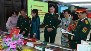 Bạn đọc trong và ngoài quân đội tìm hiểu các ấn phẩm tại gian trưng bày sách của Nhà xuất bản Quân đội nhân dân.