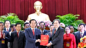 Chủ tịch Quốc hội Trần Thanh Mẫn trao Quyết định của Bộ Chính trị chỉ định Ban Chấp hành Đảng bộ thành phố Cần Thơ nhiệm kỳ 2020–2025 cho đồng chí Đỗ Thanh Bình, Ủy viên Trung ương Đảng, Bí thư Thành ủy Cần Thơ. (Ảnh: TTXVN)