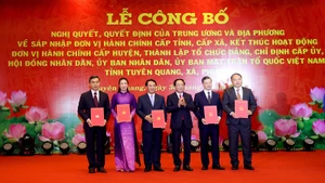 Đồng chí Thượng tướng Trịnh Văn Quyết, Bí thư Trung ương Đảng, Chủ nhiệm Tổng cục Chính trị Quân đội nhân dân Việt Nam​ trao Quyết định chỉ định của Bộ Chính trị cho các đồng chí Thường trực Tỉnh ủy Tuyên Quang.