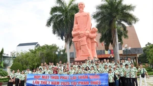 Các đại biểu dâng hương tại trường Dục Thanh.