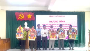Bí thư Tỉnh ủy Lâm Đồng tặng quà cho người có hoàn cảnh khó khăn.