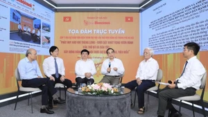 Các đại biểu tham gia ý kiến tại tọa đàm.