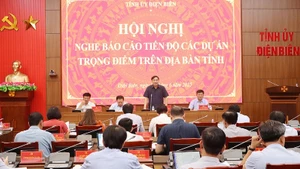 Đồng chí Trần Quốc Cường, Ủy viên Trung ương Đảng, Bí thư Tỉnh ủy Điện Biên phát biểu chỉ đạo tại cuộc họp.