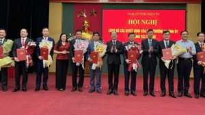 Lãnh đạo tỉnh Thái Nguyên chúc mừng các đồng chí được điều động, bổ nhiệm.
