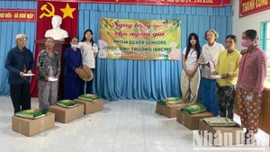 Tặng quà cho người già có hoàn cảnh khó khăn.