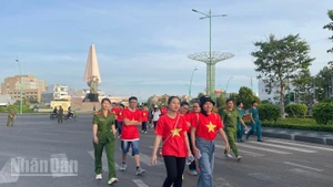 Đi bộ trên đường Nguyễn Tất Thành.