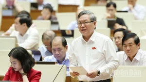 Đại biểu Tô Văn Tám (Đoàn Kon Tum) phát biểu tại hội trường. (Ảnh: DUY LINH)
