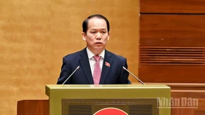 Ủy viên Ủy ban dự thảo sửa đổi, bổ sung một số điều của Hiến pháp năm 2013, Chủ nhiệm Ủy ban Pháp luật và Tư pháp của Quốc hội Hoàng Thanh Tùng trình bày báo cáo. (Ảnh: DUY LINH)
