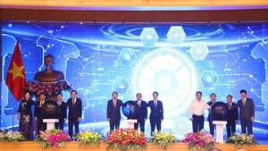 Thủ tướng Phạm Minh Chính cùng lãnh đạo các bộ, ngành bấm nút khai trương Cổng Pháp luật quốc gia. (Ảnh: TL)