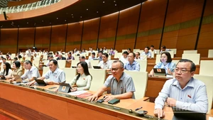 Quốc hội bấm nút thông qua Nghị quyết của Quốc hội về việc thí điểm Viện Kiểm sát nhân dân khởi kiện vụ án dân sự để bảo vệ quyền dân sự của các chủ thể là nhóm dễ bị tổn thương hoặc bảo vệ lợi ích công. (Ảnh: DUY LINH)