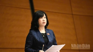 Bộ trưởng Y tế Đào Hồng Lan tham gia giải trình một số nội dung đại biểu Quốc hội quan tâm đến vấn đề bảo đảm an toàn thực phẩm cho học sinh trong trường học. (Ảnh: DUY LINH)