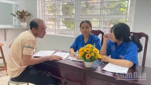 Đoàn viên hướng dẫn người dân làm thủ tục.