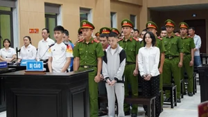 Các bị cáo tại phiên tòa. Ảnh: TRUNG TRANG