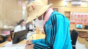 Người dân đến Trung tâm phục vụ hành chính công phường An Hải (thành phố Đà Nẵng) để thực hiện các giao dịch hành chính công. (Ảnh: ĐÌNH TĂNG)
