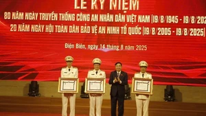 Đồng chí Trần Quốc Cường, Ủy viên Trung ương Đảng, Bí thư Tỉnh ủy Điện Biên trao Huân chương Lao động hạng Ba của Chủ tịch nước Cộng hòa dân chủ nhân dân Lào cho các cá nhân là lãnh đạo, nguyên lãnh đạo Công an tỉnh Điện Biên. 