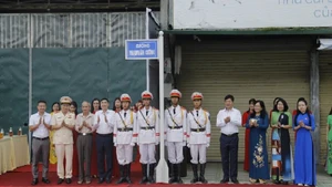 Các đồng chí lãnh đạo tỉnh Điện Biên cùng thân nhân Anh hùng liệt sĩ Phạm Văn Cường chứng kiến lễ gắn biển, công bố đặt tên đường mang tên Anh hùng liệt sĩ Phạm Văn Cường tại phường Mường Thanh, tỉnh Điện Biên.