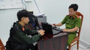 Đối tượng đang làm việc tại trụ sở công an.