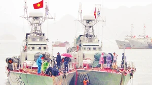Hải quân Vùng 1 tổ chức chằng buộc dây tàu vào phao. (Ảnh: VĂN PHƯƠNG)