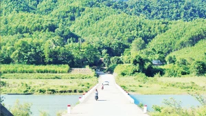 Cầu bê-tông bắc qua sông Ba Lòng để người dân đôi bờ đi lại được thuận lợi hơn.