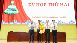 Thường trực Thành ủy Thành phố Hồ Chí Minh tặng hoa và chúc mừng đồng chí Nguyễn Mạnh Cường.