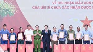 Thủ tướng Phạm Minh Chính trao Thông báo kết quả giám định ADN hài cốt liệt sĩ cho đại diện thân nhân các gia đình liệt sĩ.