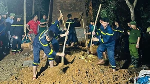 Lực lượng Công an hộ đê sông Nhơm trong đêm 23/7 rạng sáng 24/7.