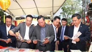Lãnh đạo thành phố Hà Nội và Cục Xuất bản, In và Phát hành tham dự một hội chợ sách Hà Nội.